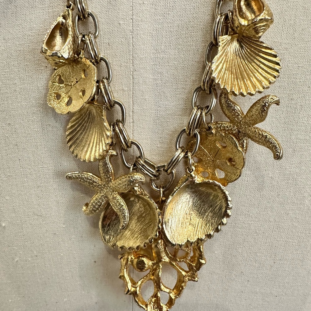 Vintage Gold Tone Metal Tropical Beach Shell and Starfish Statement Necklace - Picture 2 of 8